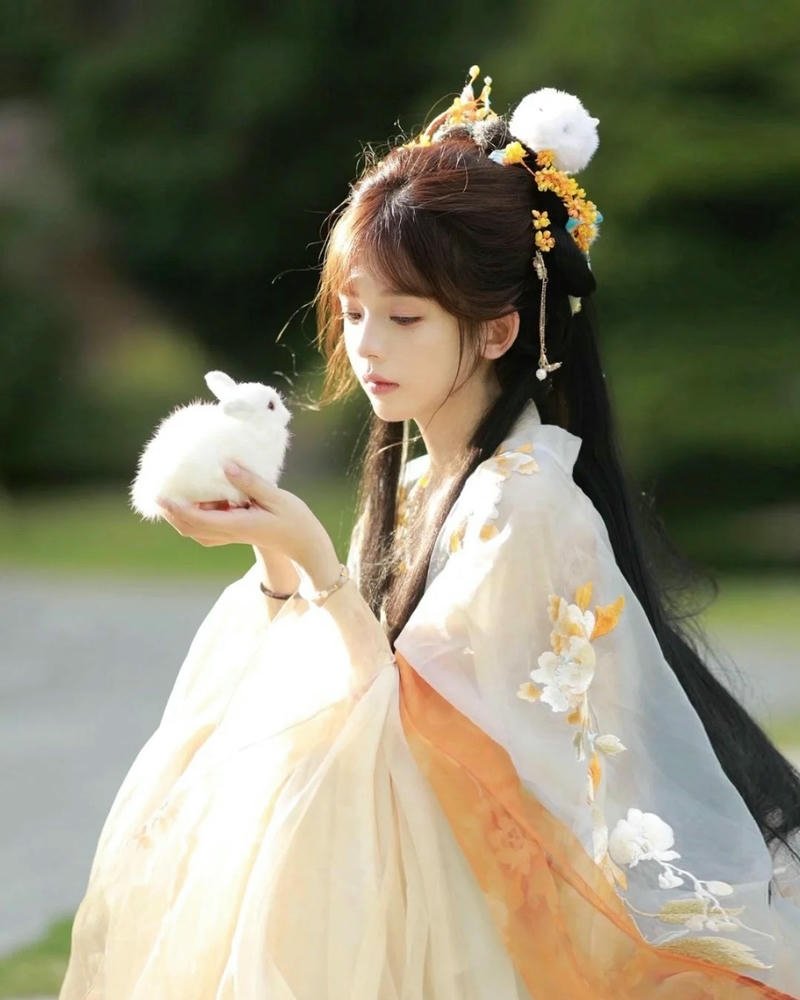 Ảnh gái xinh cổ trang váy vàng thướt tha trong nắng sớm