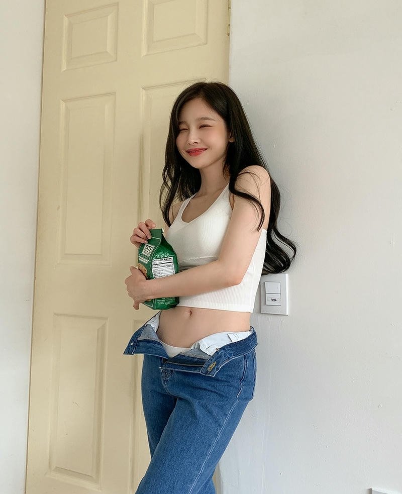 Ảnh gái xinh hàn quốc mặc áo ngắn khoe eo thon thả