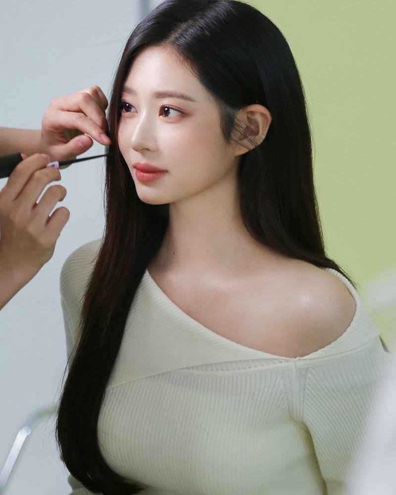 Ảnh gái xinh hàn quốc mặc áo trễ vai trắng xinh đẹp