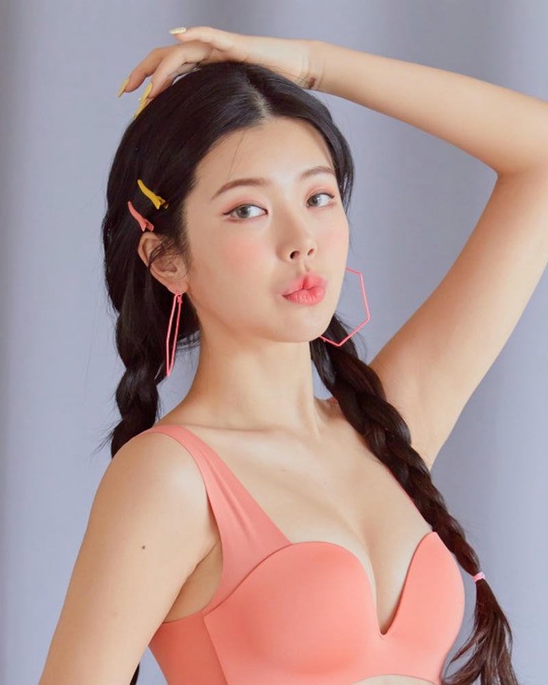 Ảnh gái xinh hàn quốc mặc nội y hồng góc nghiêng đẹp