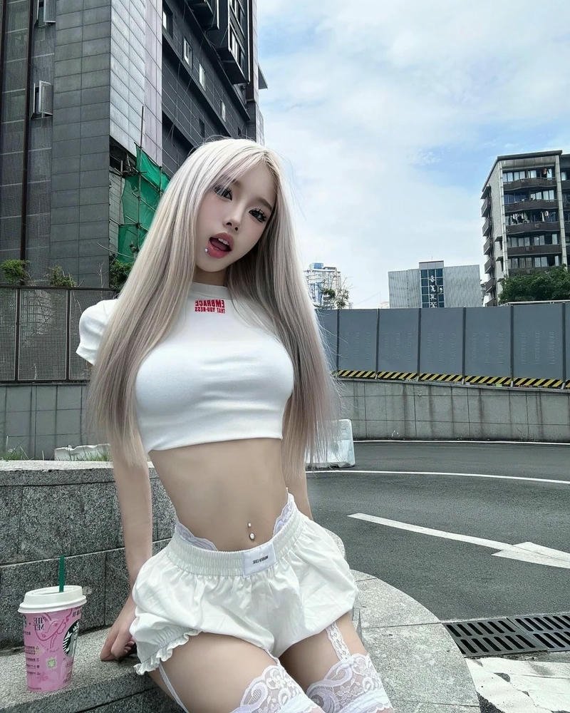 Ảnh gái xinh hàn quốc mặc váy ngắn ngồi trên đường phố