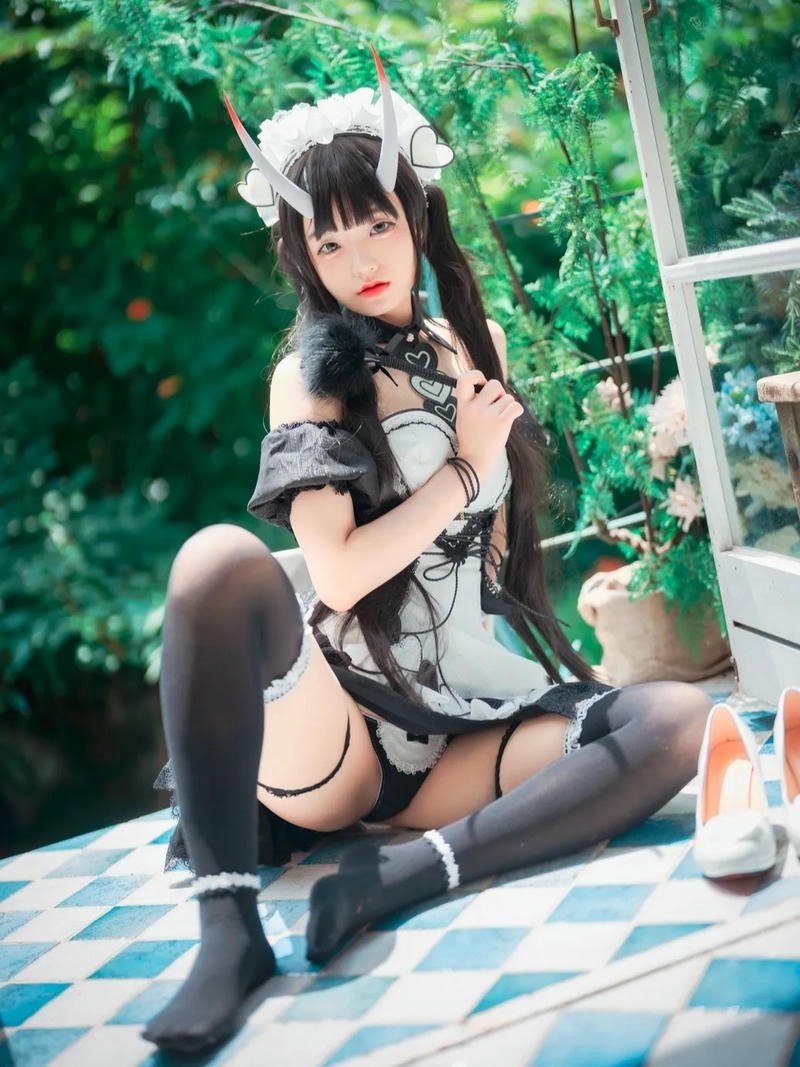 Ảnh sexy anime cosplay hầu gái tóc đen ngồi trong rừng cây