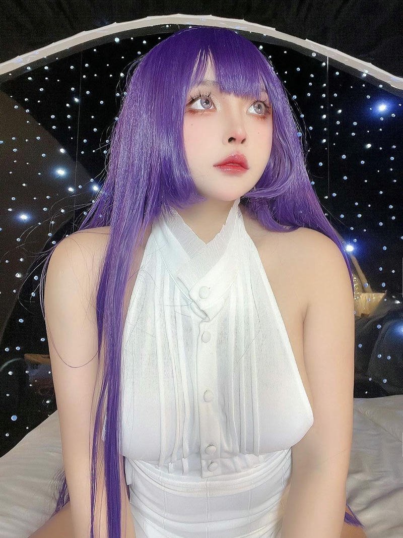 Ảnh sexy anime cosplay tóc tím dài mặc áo yếm trắng hở lưng