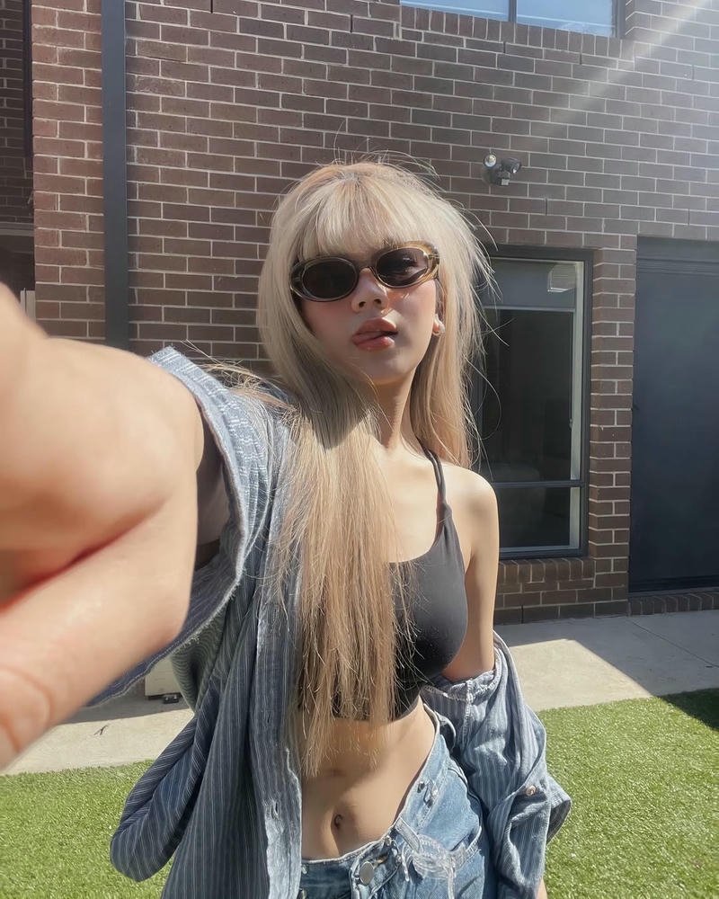 Bảo Hân Helia phong cách cá tính chụp ảnh trước gương lớn