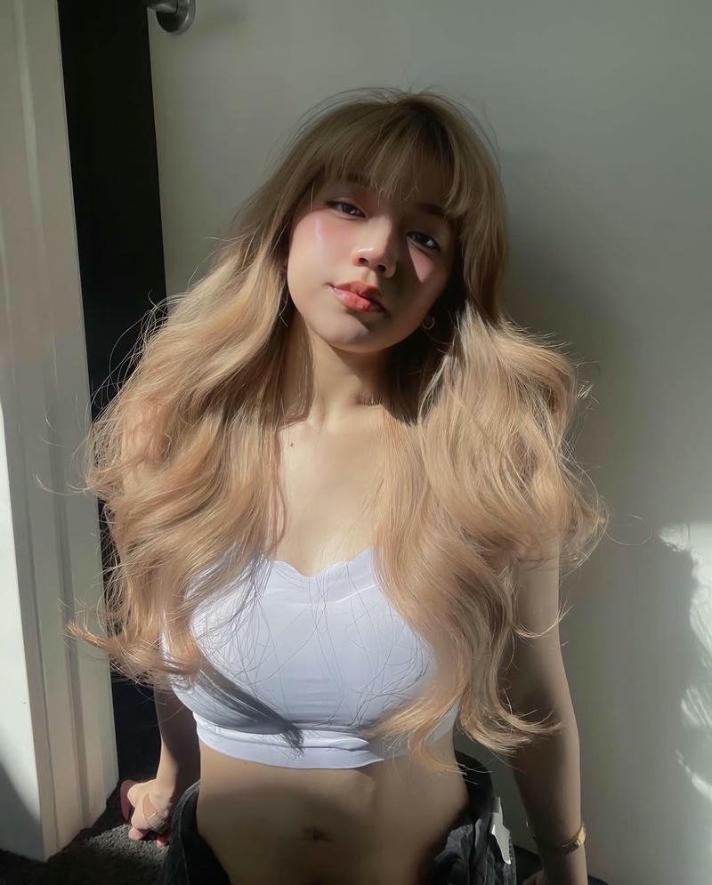 Bảo Hân Helia quyến rũ mặc áo đen hở vai selfie cận