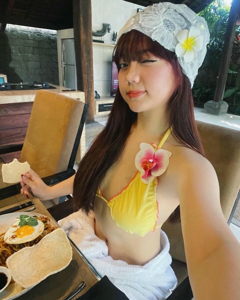 Bảo Hân Helia sexy bikini vàng ngồi ghế gỗ tắm nắng đẹp