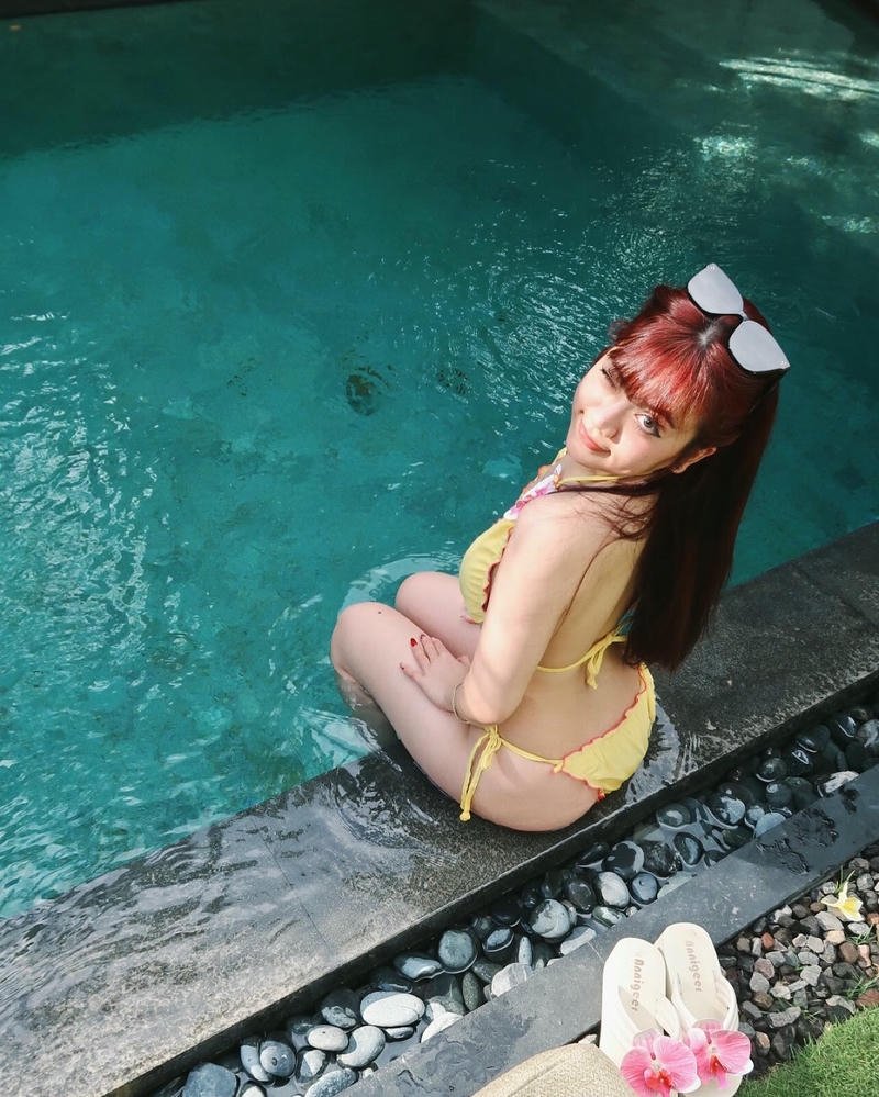 Bảo Hân Helia tắm hồ bơi mặc bikini cam rất gợi cảm