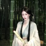 Chụp ảnh cổ trang nữ váy trắng đứng trong rừng trúc xanh