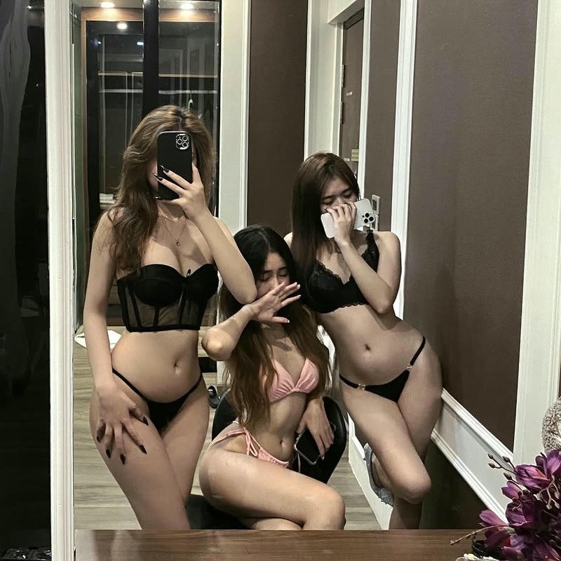 Cô gái mặc bikini nhỏ chụp ảnh bên hồ