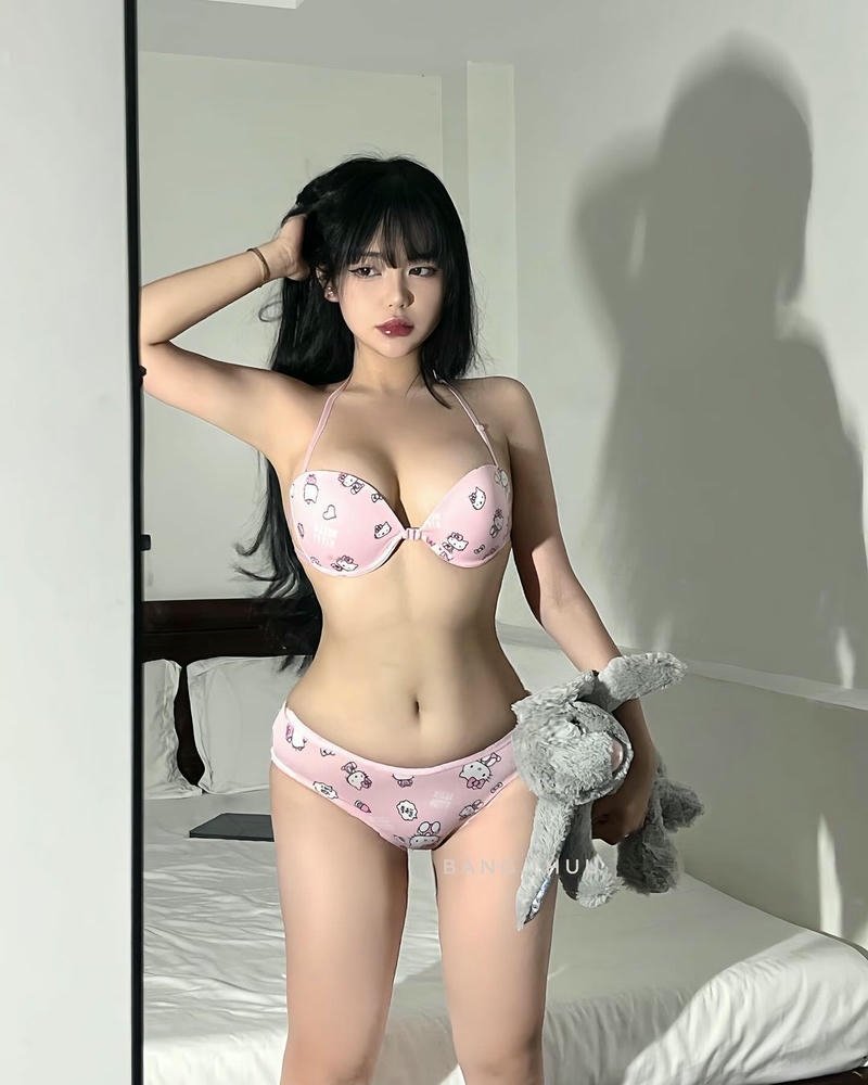 Cô gái mặc bikini tạo dáng trước gương