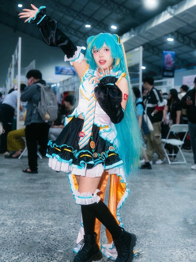 Cosplay Miku hầu gái trang phục đen trắng rất cute