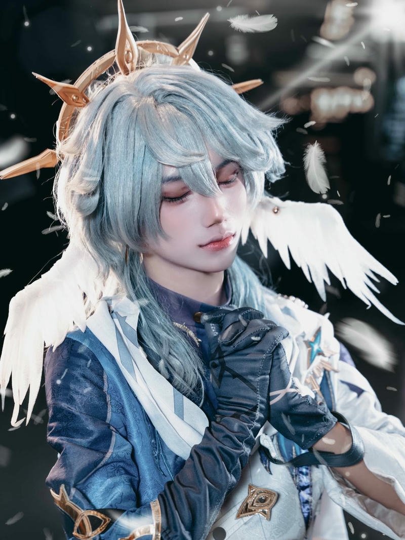 Cosplay Xiao tóc xám xanh trang phục chiến binh ngầu