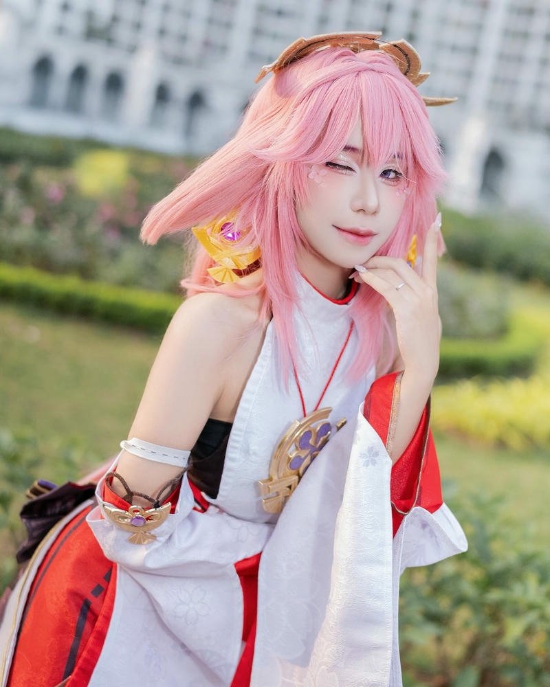 Cosplay Yae Miko tóc hồng trang phục vu nữ đẹp