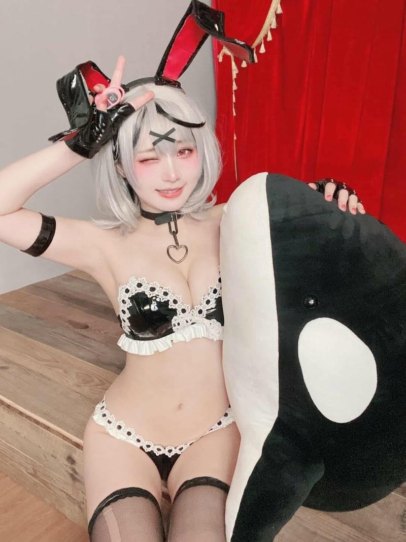 Cosplay anime hot nằm trên giường ôm gấu bông khổng lồ