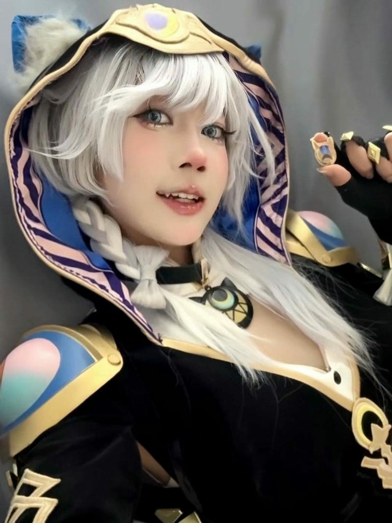 Cosplay anime nữ áo choàng có mũ che mặt bí ẩn