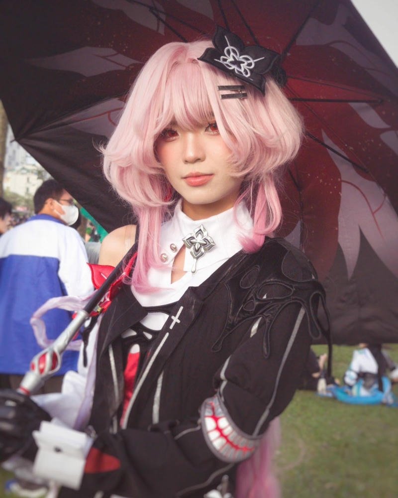 Cosplay anime nữ cầm ô giấy đỏ phong cách Nhật Bản