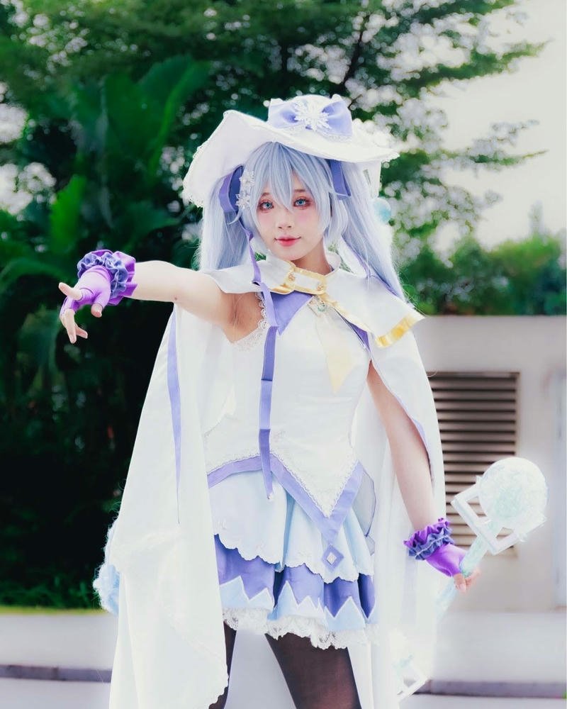 Cosplay anime nữ cầm quyền trượng phép thuật tỏa sáng đẹp