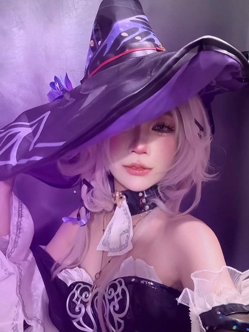 Cosplay anime nữ đội mũ phù thủy tím khuôn mặt xinh