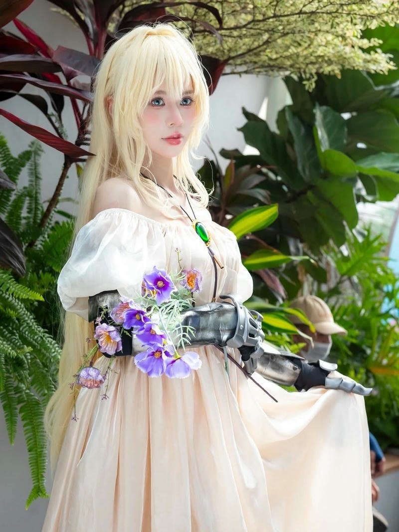 Cosplay anime nữ đứng giữa thiên nhiên cây cỏ thơ mộng