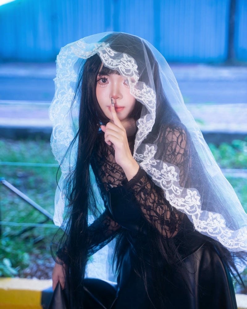 Cosplay anime nữ phù thủy mũ rộng vành đen huyền bí