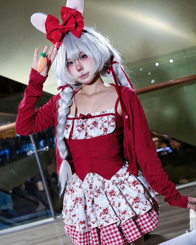Cosplay anime nữ tai thỏ áo đỏ năng động đáng yêu