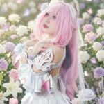 Cosplay anime nữ tóc hồng dễ thương giữa vườn hoa đẹp
