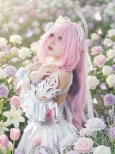Cosplay anime nữ tóc hồng dễ thương giữa vườn hoa đẹp