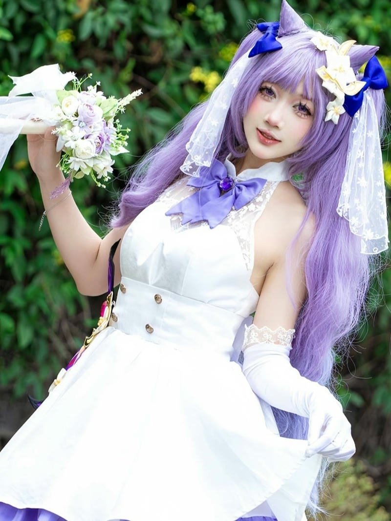 Cosplay anime nữ tóc tím váy trắng cầm hoa lãng mạn