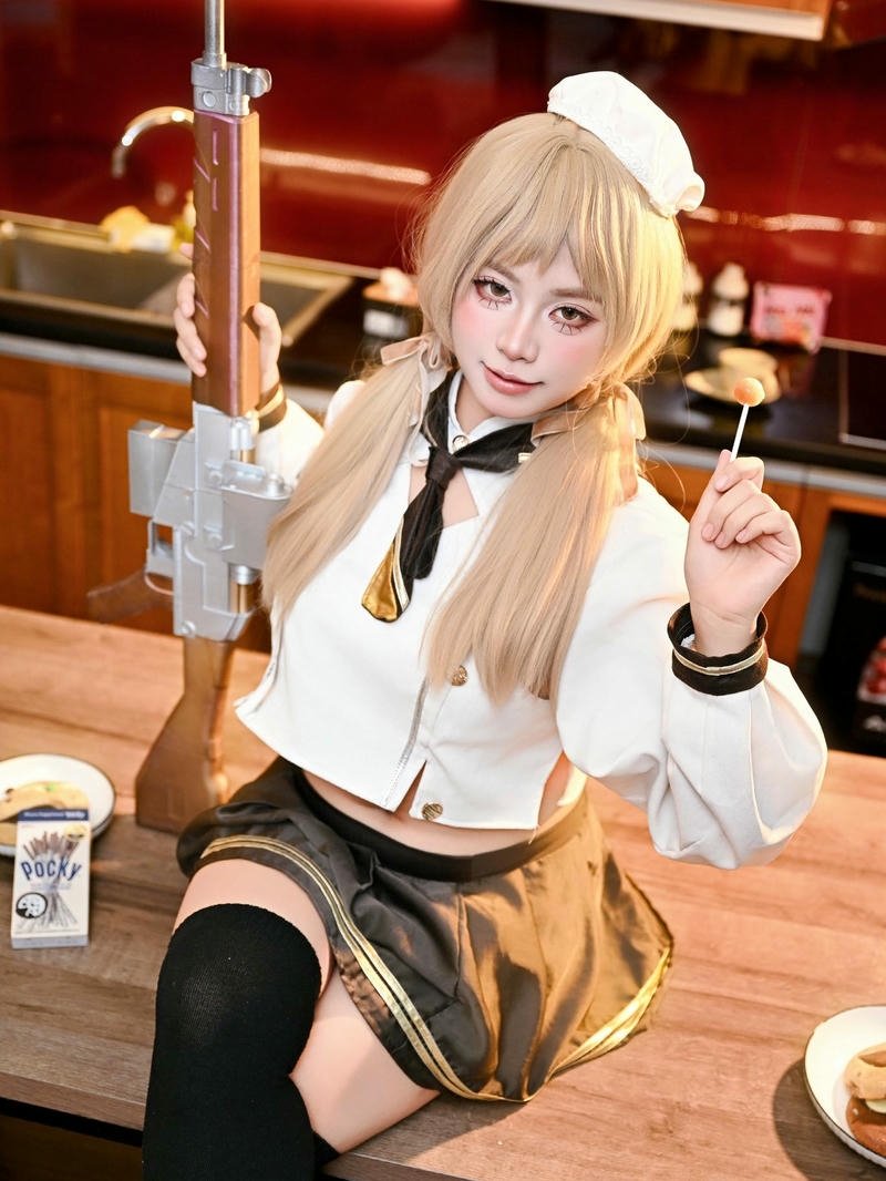 Cosplay anime nữ tóc vàng trang phục hầu gái cổ điển
