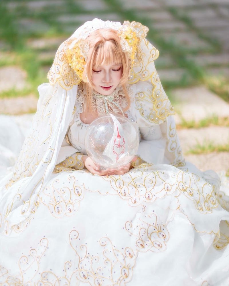 Cosplay anime nữ tóc vàng váy trắng ngồi thềm nắng đẹp