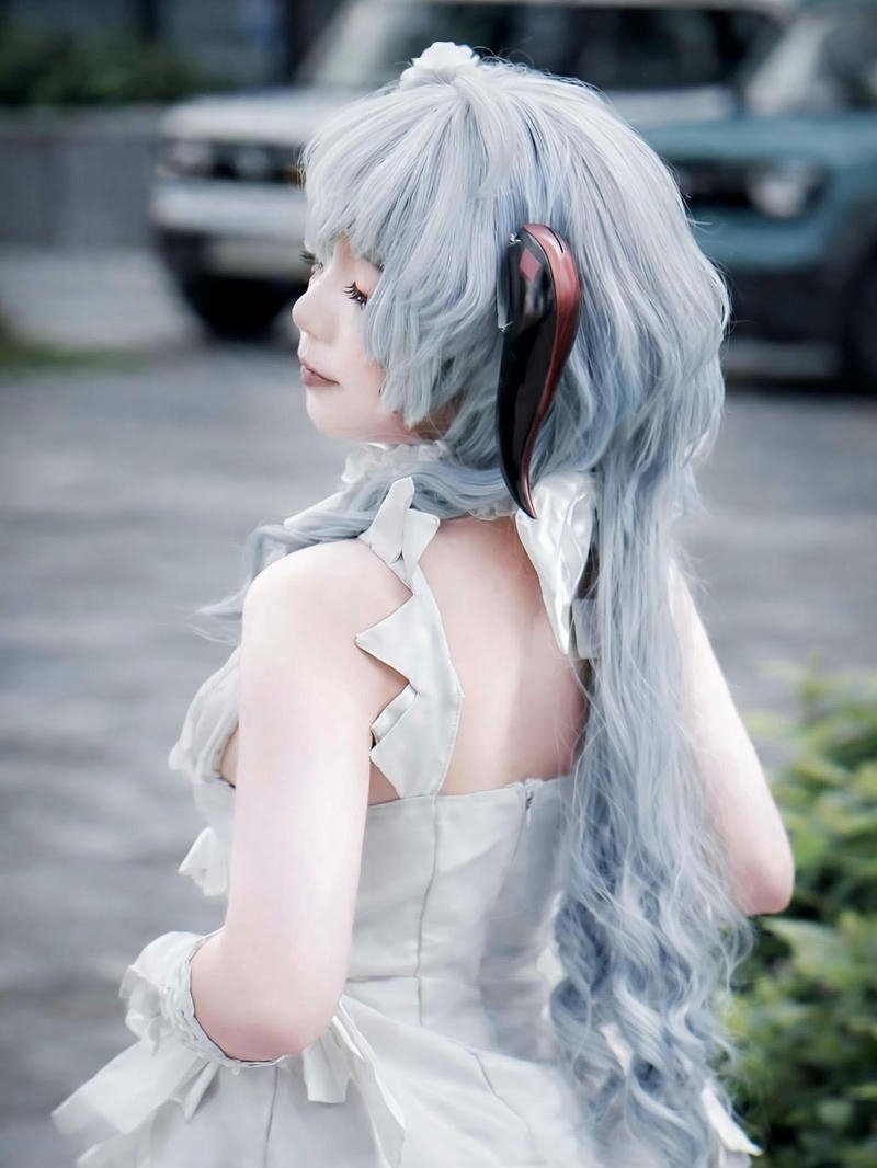Cosplay anime nữ tóc xám dài dạo phố góc nghiêng đẹp