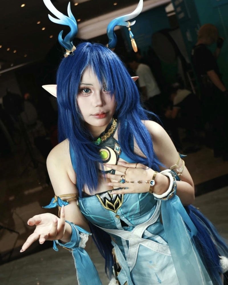 Cosplay anime nữ tóc xanh trang phục dạ hội lộng lẫy