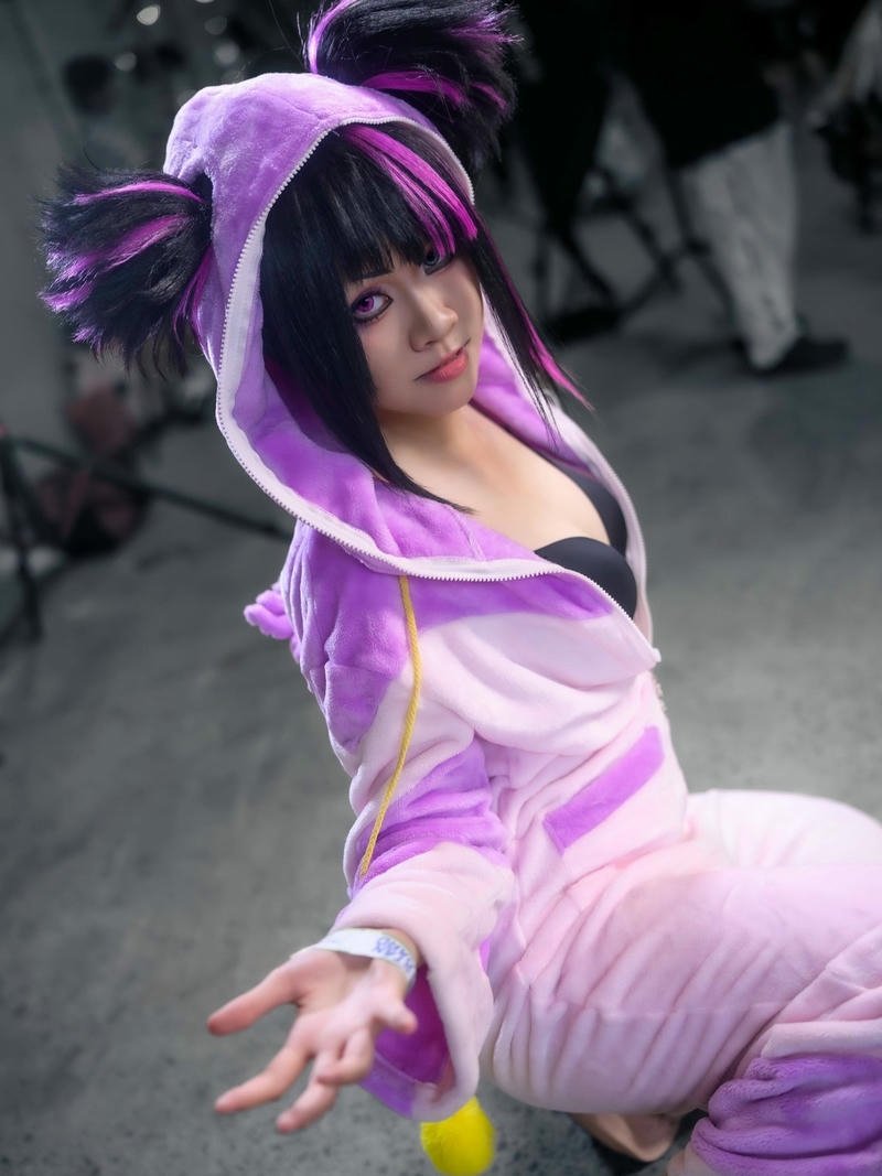 Cosplay anime nữ trang phục tím hồng rực rỡ bắt mắt