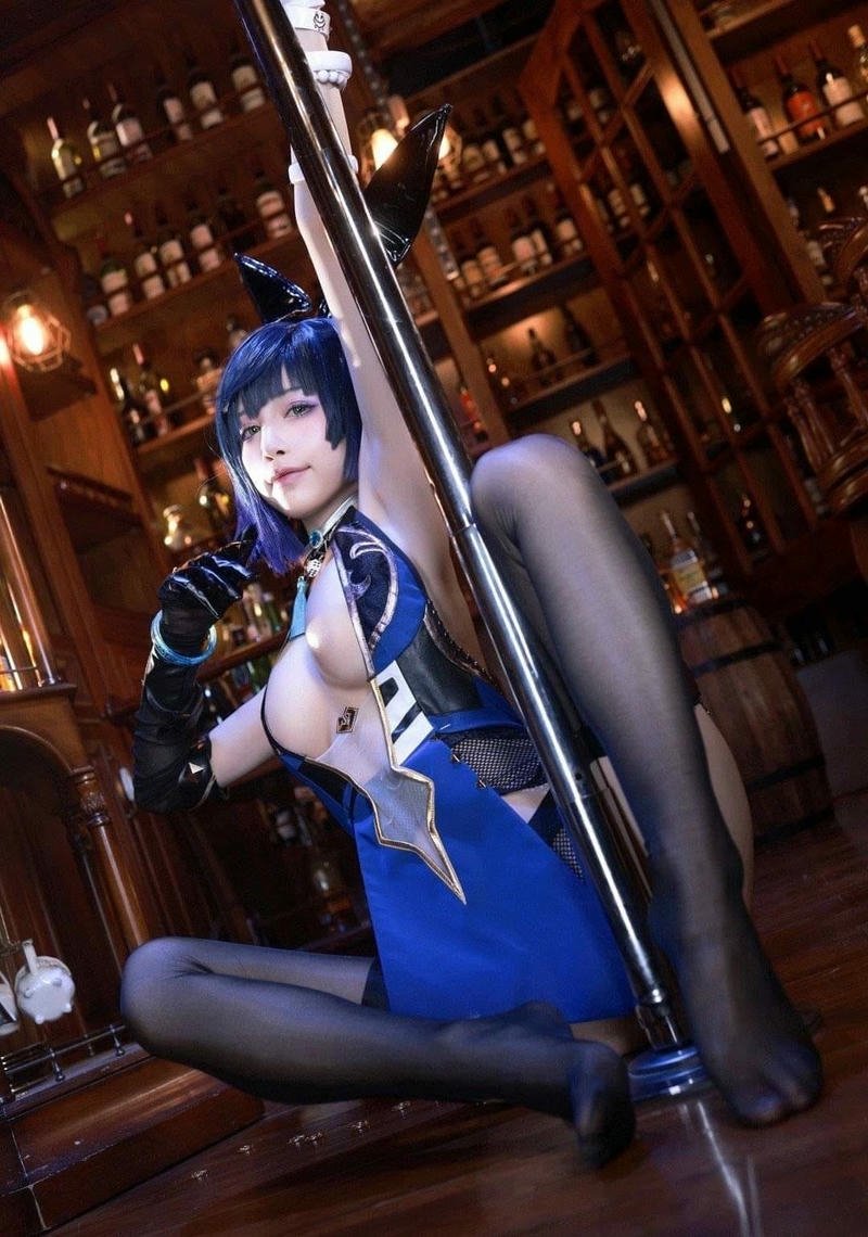 Cosplay cảnh sát ngồi trên ghế da tạo dáng ngầu
