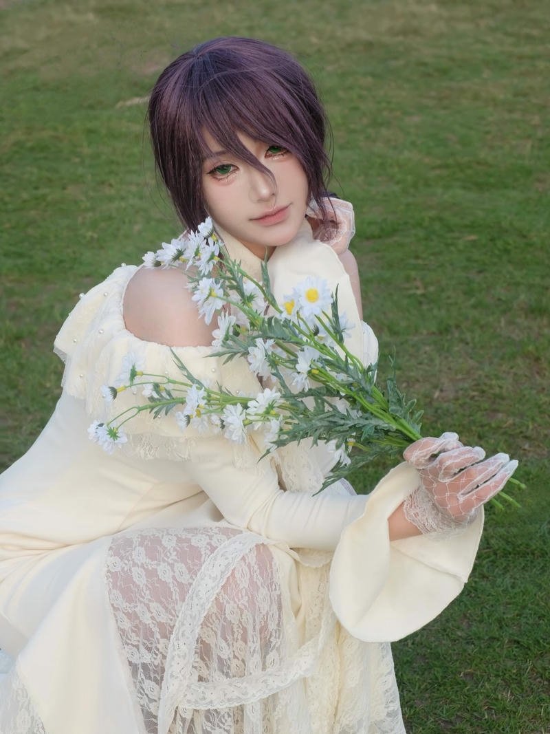 Cosplay cô dâu cầm hoa trắng tạo dáng dịu dàng
