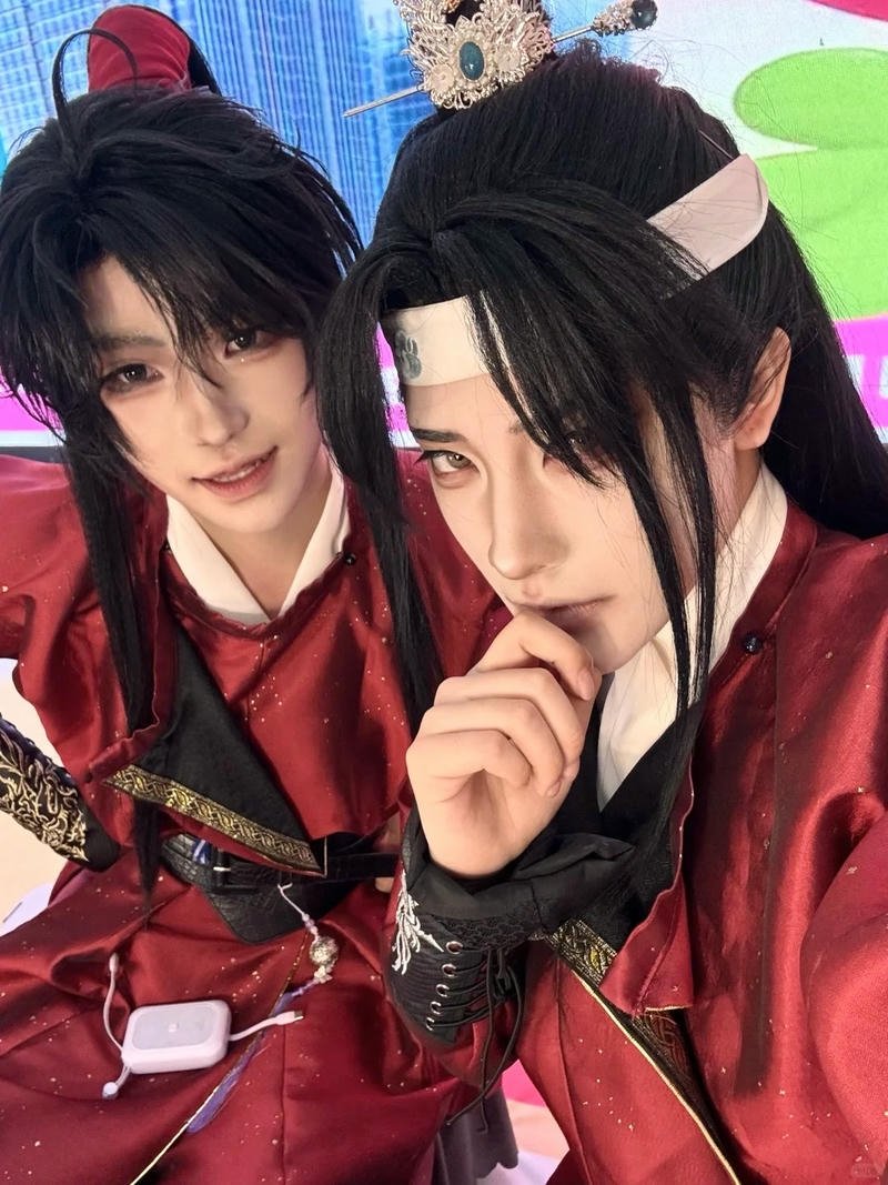 Cosplay cổ trang nam trang phục đỏ rực rỡ nhìn nhau tình tứ