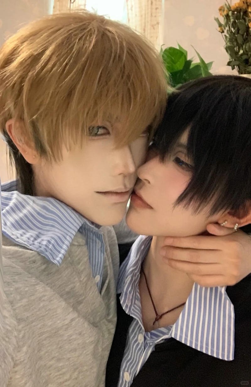 Cosplay đam mỹ chàng trai tóc vàng ôm cổ người yêu cười