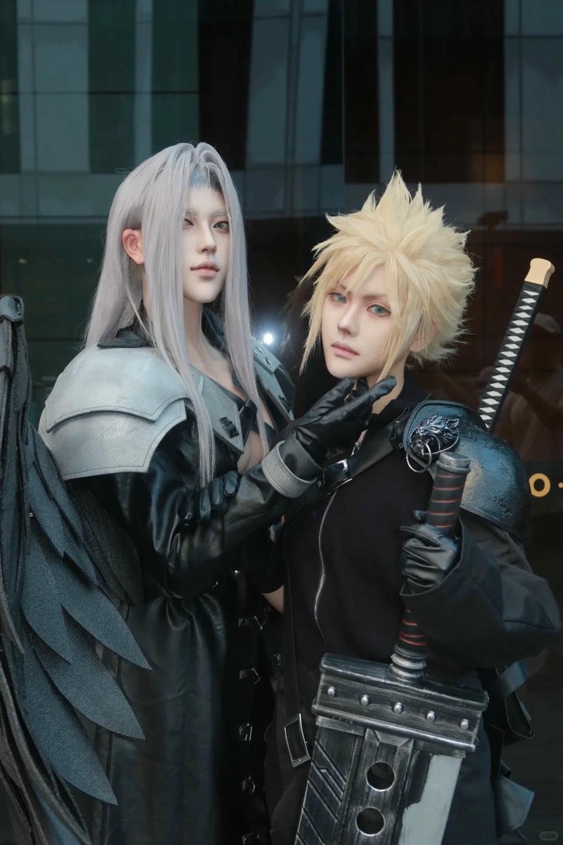 Cosplay đam mỹ chiến binh tóc bạch kim cầm kiếm rất ngầu