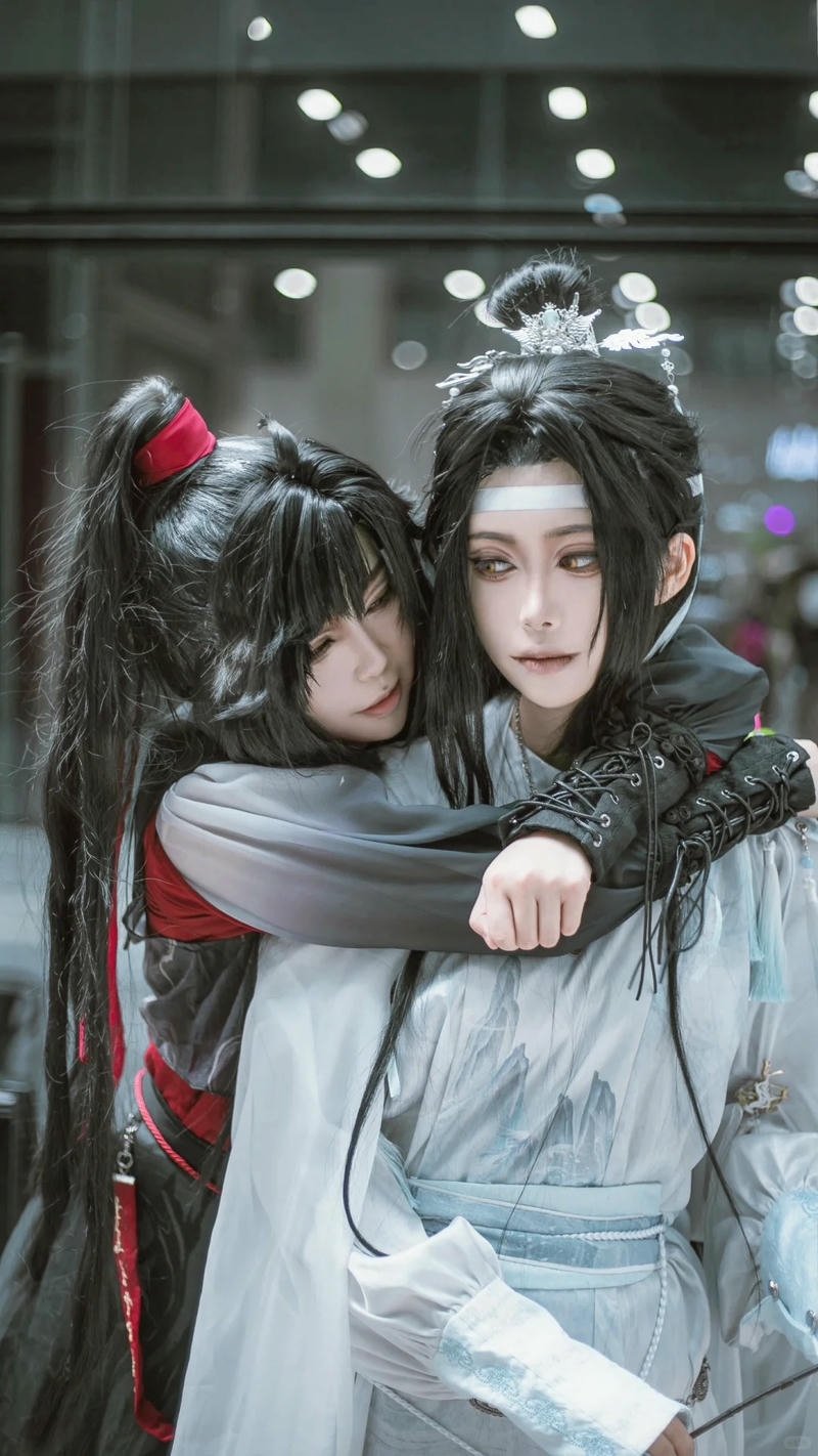 Cosplay đam mỹ cổ trang ôm nhau dưới trời tuyết trắng xóa