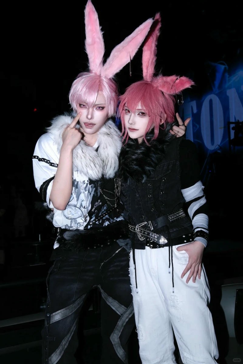 Cosplay đam mỹ đeo tai thỏ hồng trang phục đen trắng lạ