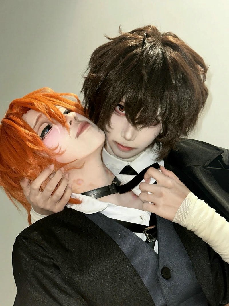 Cosplay đam mỹ gối đầu lên đùi bạn trai ngủ bình yên