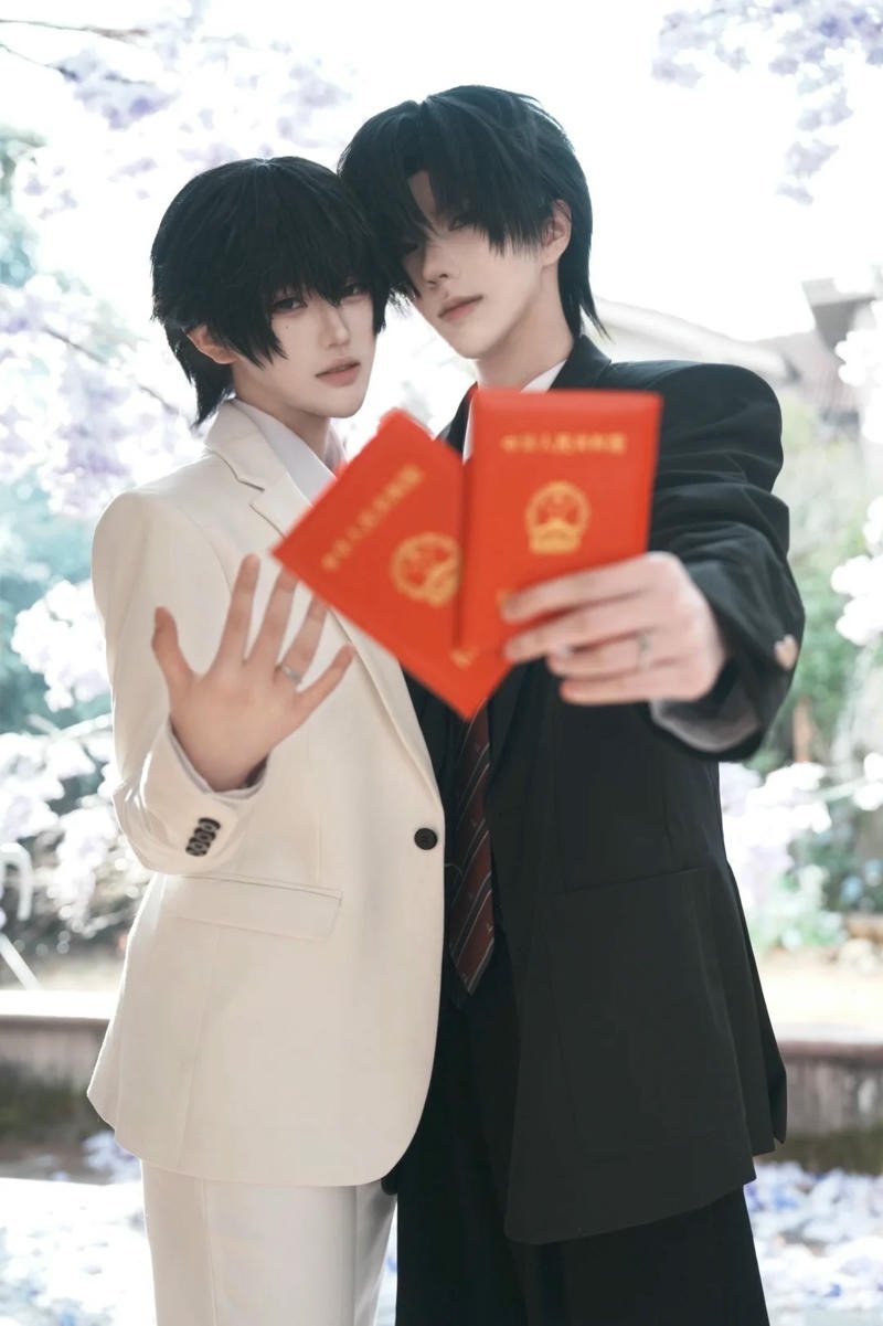 Cosplay đam mỹ mặc sơ mi trắng cầm sổ đỏ kết hôn