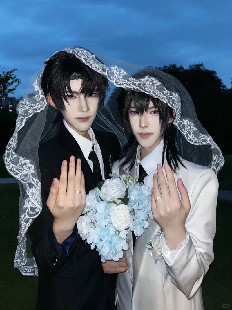 Cosplay đam mỹ mặc vest đen đội khăn voan cô dâu độc đáo