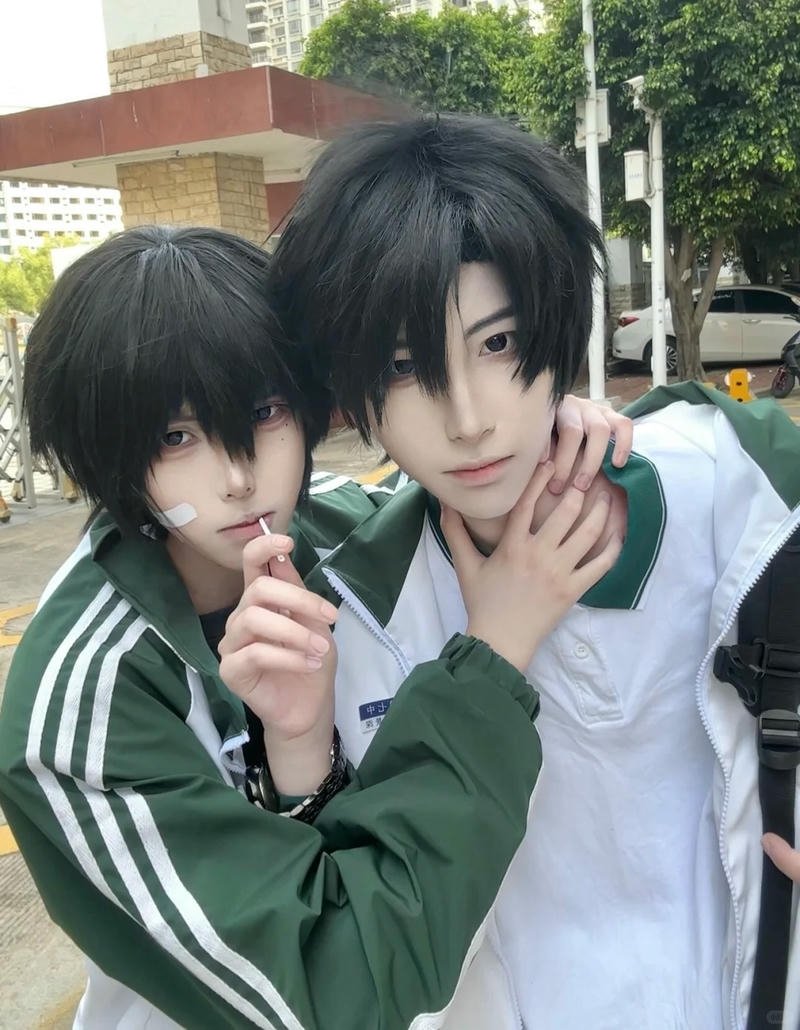 Cosplay đam mỹ nam sinh áo trắng nhìn nhau đắm đuối tình