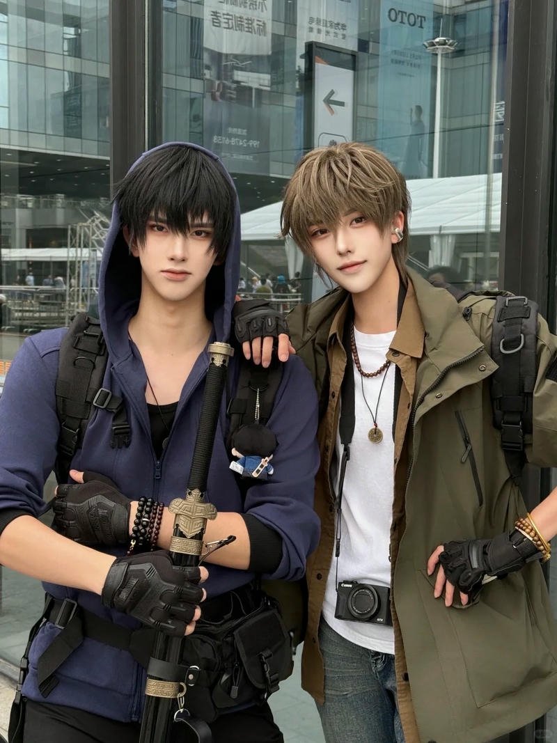 Cosplay đam mỹ phong cách đường phố bụi bặm nắm tay nhau