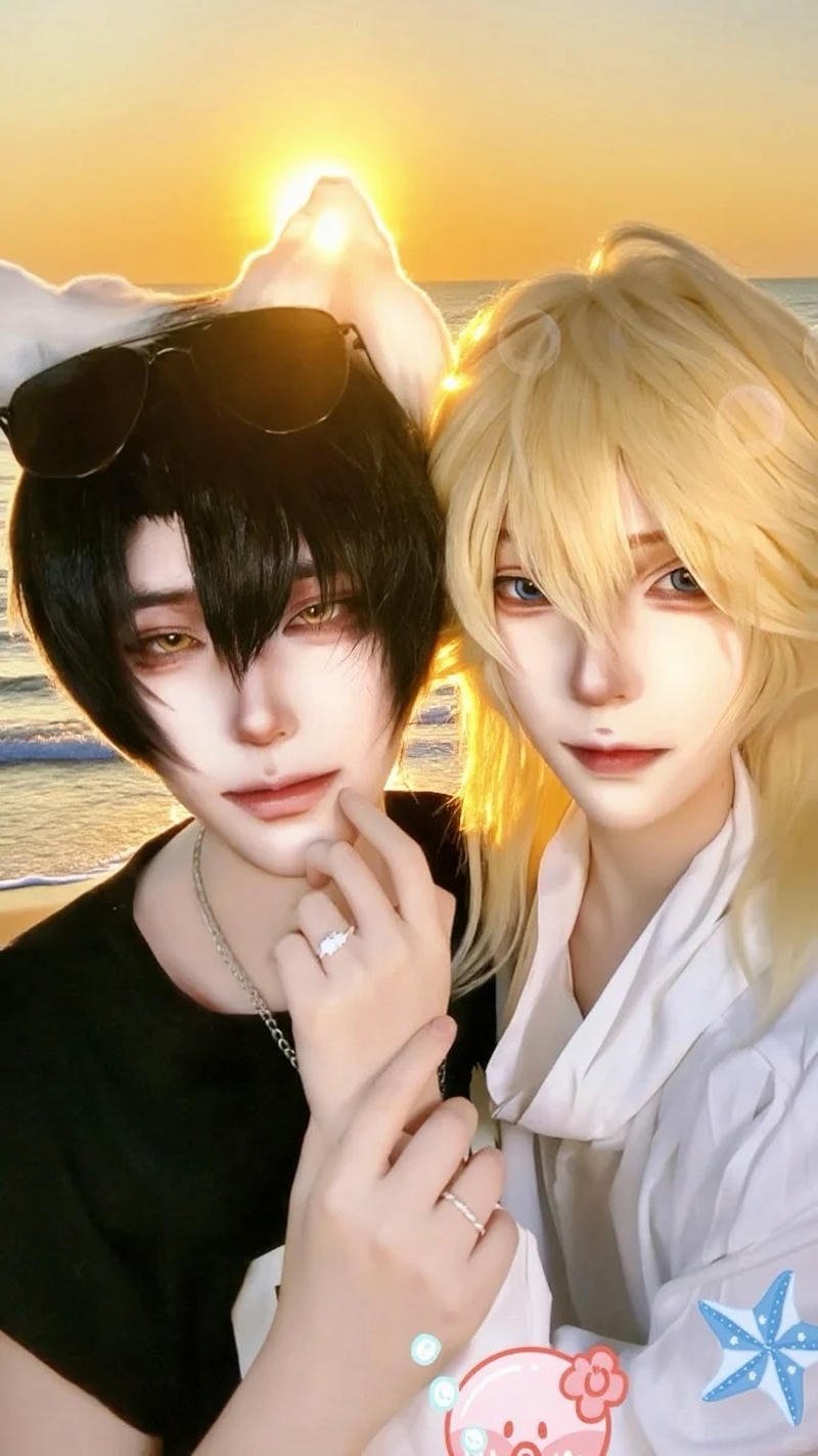 Cosplay đam mỹ tóc vàng và tóc đen tự chụp ảnh thân thiết