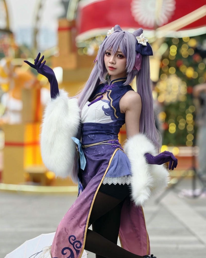 Cosplay game Genshin Keqing sườn xám tím tạo dáng đẹp
