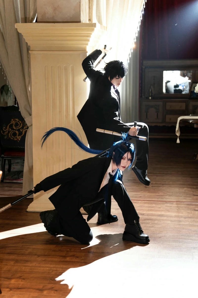 Cosplay khiêu vũ trang phục quý tộc đen sang trọng trong sảnh