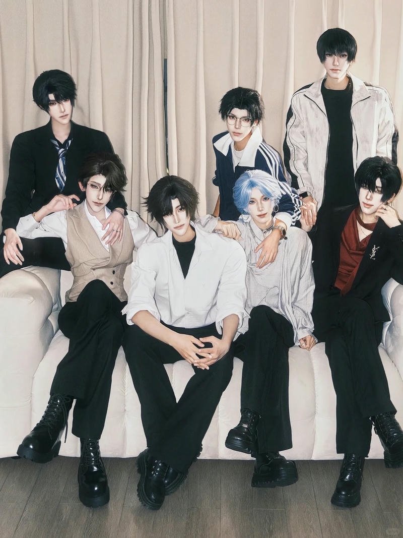 Cosplay nhóm nam mặc đồng phục đen trắng ngồi trên bậc thang