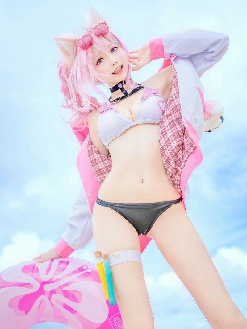 Cosplay nữ sinh tóc hồng mặc đồ tập ngắn năng động